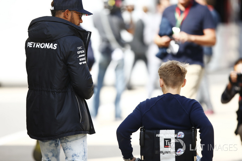 Billy Monger piloto de Fórmula 4 Británica, Lewis Hamilton, Mercedes AMG F1