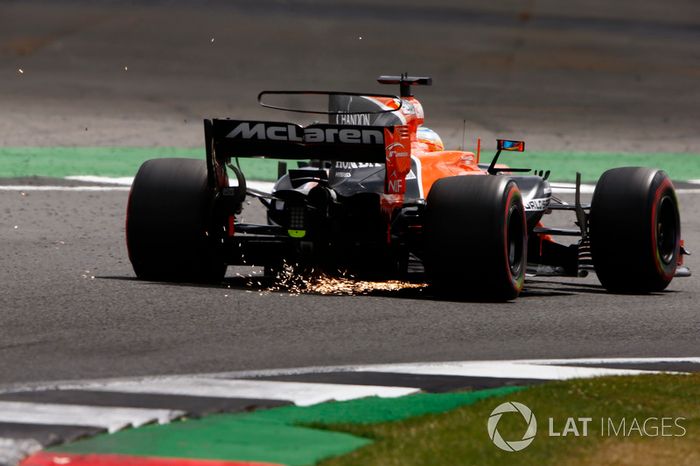 Fernando Alonso, McLaren MCL32, sacando chispas