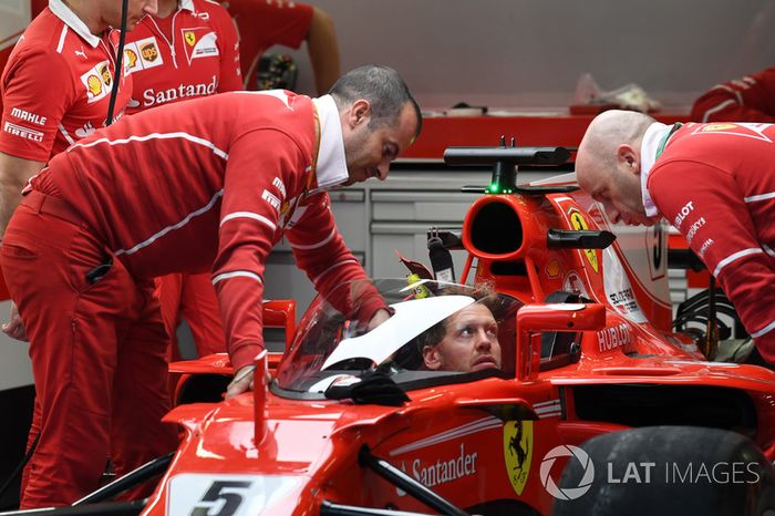Sebastian Vettel, Ferrari SF70-H con el escudo de la cabina