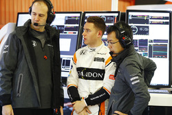 Stoffel Vandoorne, McLaren, talks to engineers