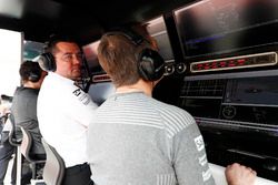 Eric Boullier, directeur de la compétition, McLaren, et Stoffel Vandoorne, McLaren, sur le muret des stands