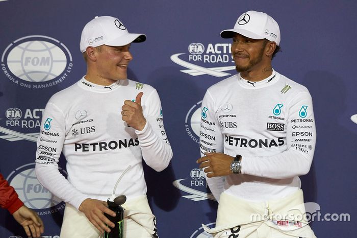 Ganador de la pole Valtteri Bottas, Mercedes AMG, segundo lugar Lewis Hamilton, Mercedes AMG