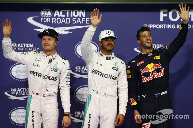Ganador de la pole Lewis Hamilton, Mercedes AMG F1, segundo Nico Rosberg, Mercedes AMG F1, tercero Daniel Ricciardo, Red Bull Racing