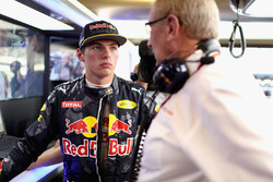 Макс Ферстаппен, Red Bull Racing, и спортивный консультант Red Bull доктор Хельмут Марко