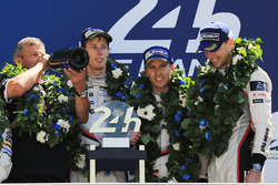 Подиум, победители: Тимо Бернхард, Эрл Бамбер, Брендон Хартли, Porsche Team, руководитель программы
