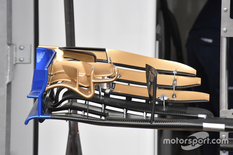 Detalle del alerón delantero del Sauber C36