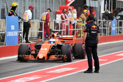 Un mécanicien Red Bull et Fernando Alonso, McLaren MCL32