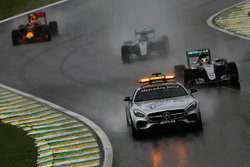 Льюїс Хемілтон, Mercedes AMG F1 W07 Hybrid йде першим позаду автомобіля безпеки FIA