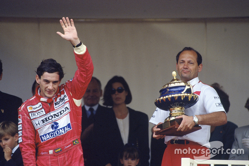 Podio: Ayrton Senna, McLaren Honda, primer lugar con el jefe del equipo Ron Dennis