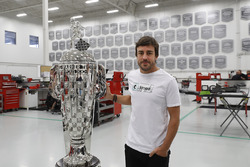 Fernando Alonso con el Trofeo BorgWarner