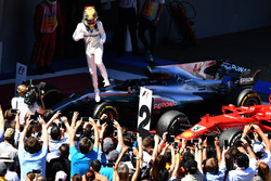 Le vainqueur Lewis Hamilton, Mercedes-Benz F1
