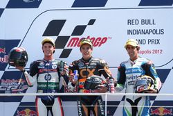 Podio: segundo lugar Pol Espargaró, ganador de la carrera Marc Márquez, tercer lugar Julián Simón