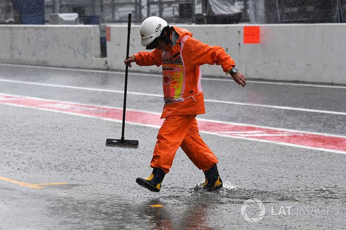 Comisarios en el encharcado pitlane