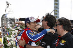 Winner Takuma Sato, Andretti Autosport Honda celebrates with team owner Michael Andretti, Andretti Autosport team owner and Bryan Herta