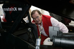 Roger Moore à côté de Tom Kristensen voiture
