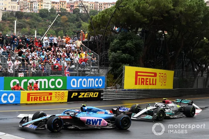 Lewis Hamilton, Mercedes W13, hace contacto con Esteban Ocon, Alpine A522