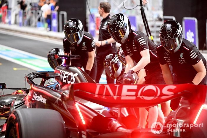 George Russell, Mercedes F1 W14, hace una parada durante la FP2