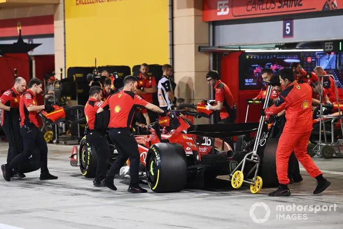 Charles Leclerc, Ferrari SF-23, en boxes