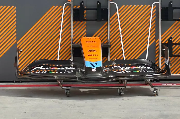 Detalle del alerón delantero del McLaren MCL36 