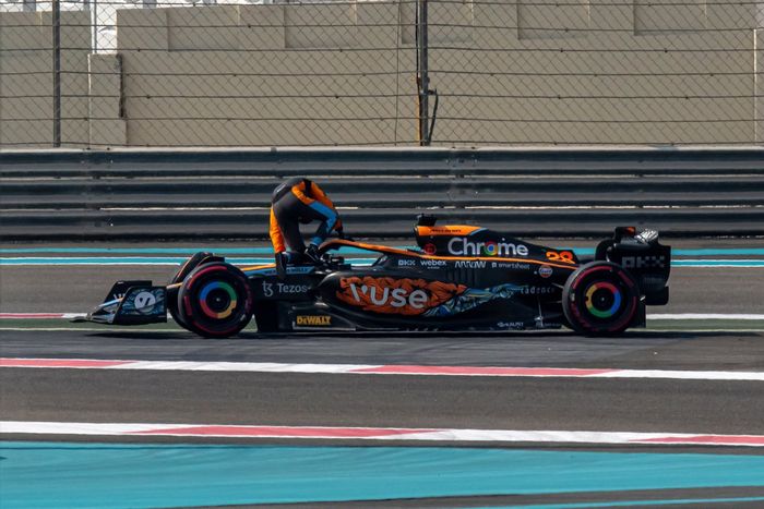Oscar Piastri, McLaren MCL36, sale de su coche