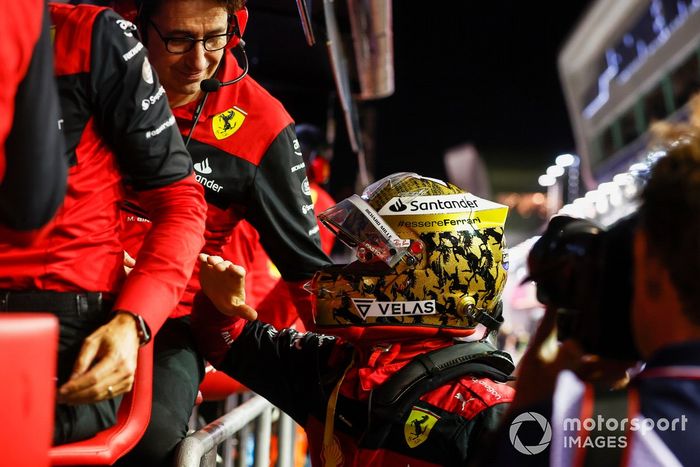 Ganador de la pole, Charles Leclerc, de Ferrari, celebra en el Parc Ferme