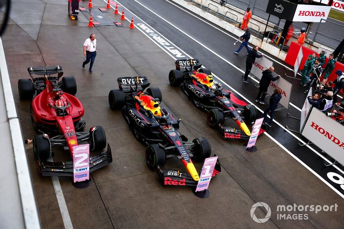 Sergio Pérez, Red Bull Racing RB18, 2ª posición, Charles Leclerc, Ferrari, 3ª posición, en Parc Ferme