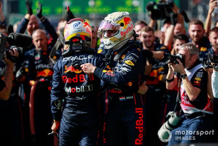 Sergio Pérez, Red Bull Racing, 2ª posición, Max Verstappen, Red Bull Racing, 1ª posición, se felicitan mutuamente en el Parc Ferme