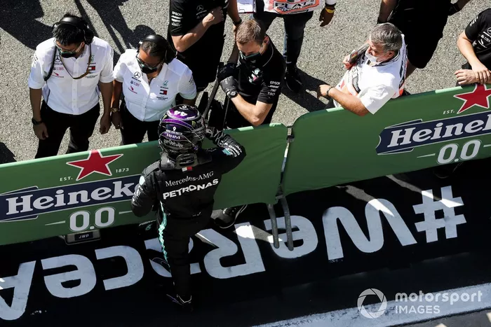 Ganador de la pole Lewis Hamilton, Mercedes-AMG F1 en Parc Ferme 