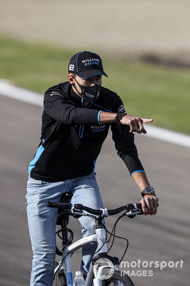 George Russell, Williams Racing, recorre la pista en bici