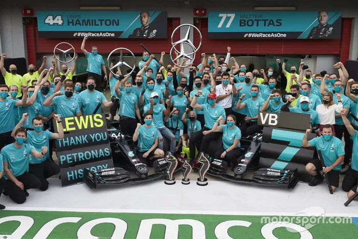 El equipo Mercedes-AMG F1 celebra el séptimo título de constructores