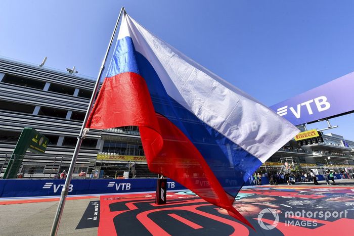 La bandera rusa se ondea en la parrilla antes de la salida