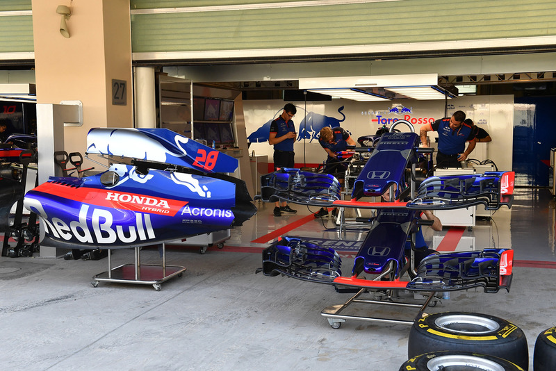 La Scuderia Toro Rosso STR13 dans le garage