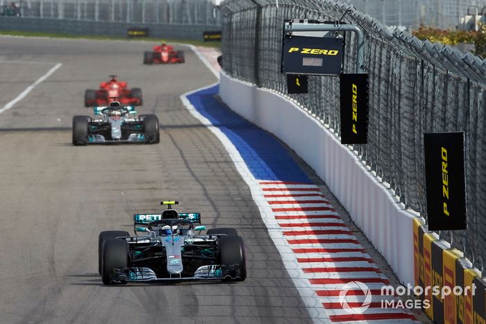 Valtteri Bottas, Mercedes AMG F1, lidera a Lewis Hamilton, Mercedes AMG F1 y Sebastian Vettel, Ferrari SF71H