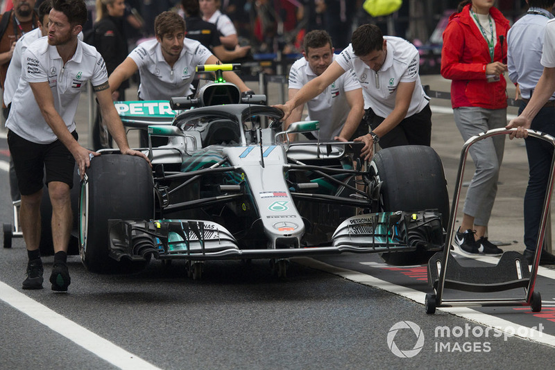 Les mécaniciens Mercedes AMG F1 avec la Mercedes-AMG F1 W09
