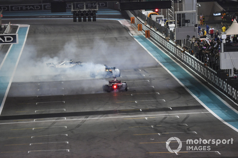 Lewis Hamilton, Mercedes-AMG F1 W09, Sebastian Vettel, Ferrari SF71H y Fernando Alonso, McLaren MCL33 haciendo donas al final de la carrera.