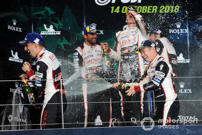 Podio LMP1: los ganadores Mike Conway, Kamui Kobayashi, Jose Maria Lopez, y el segundo Sebastien Buemi, Toyota Gazoo Racing