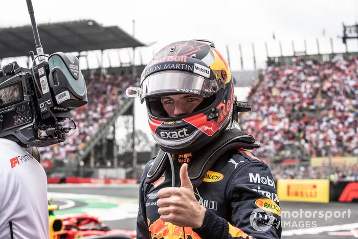 Ganador de la carrera Max Verstappen, Red Bull Racing celebra en Parc Ferme 