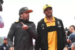 Fernando Alonso, McLaren et Carlos Sainz Jr., Renault Sport F1 Team lors de la parade des pilotes