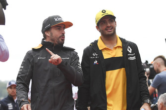 Fernando Alonso, McLaren et Carlos Sainz Jr., Renault Sport F1 Team lors de la parade des pilotes