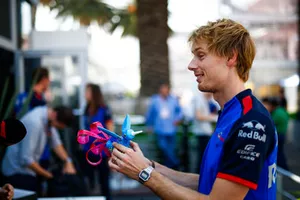 Brendon Hartley, Toro Rosso, avec une sculpture locale