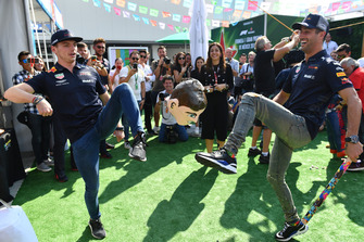Max Verstappen, Red Bull Racing e Daniel Ricciardo, Red Bull Racing palleggiano con la testa della pinata di Daniel Ricciardo, Red Bull Racing