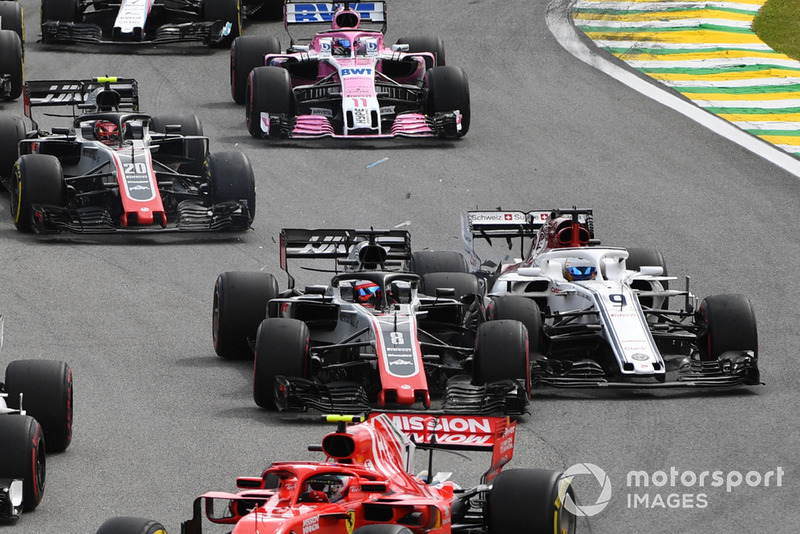 Marcus Ericsson, Sauber C37 and Romain Grosjean, Haas F1 Team VF-18 collide at the start of the race 