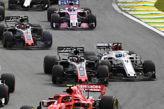 Marcus Ericsson, Sauber C37 y Romain Grosjean, Haas F1 Team VF-18 colisionan en el arranque.