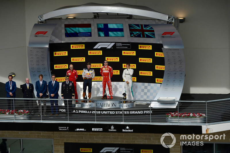 Карло Санті, гоночний інженер Ferrari, Макс Ферстаппен, Red Bull Racing, Кімі Райкконен, Ferrari, та Льюіс Хемілтон, Mercedes AMG F1 святкують з шампанським на подіумі