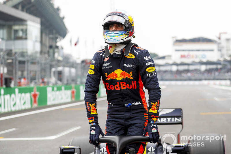 Pole man Daniel Ricciardo, Red Bull Racing, arriva in griglia di partenza, dopo le Qualifiche
