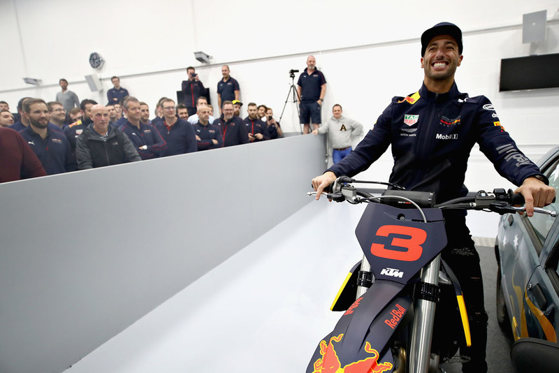 Daniel Ricciardo, Red Bull Racing, posa para una foto con su moto KTM