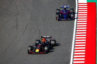 Daniel Ricciardo, Red Bull Racing RB14, leads Pierre Gasly, Scuderia Toro Rosso STR13