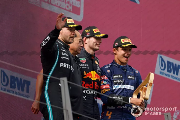 Podio: segundo lugar Valtteri Bottas, Mercedes, Toyoharu Tanabe, Director técnico F1 Honda, ganador Max Verstappen, Red Bull Racing , tercer lugar Lando Norris, McLaren