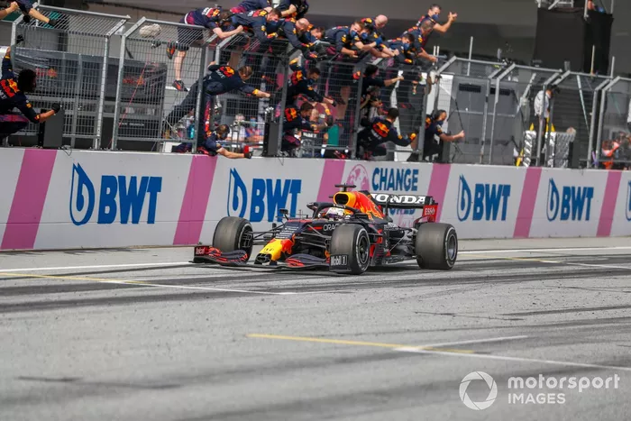 Ganador Max Verstappen, Red Bull Racing RB16B, cruza la meta frente a su equipo