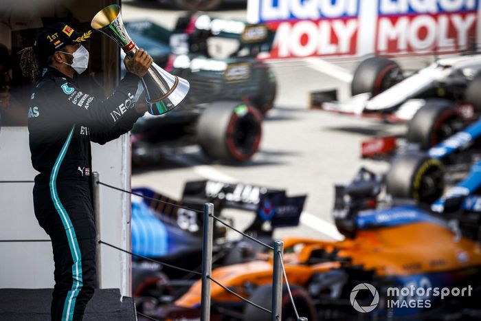 Podio: ganador de la carrera Lewis Hamilton, Mercedes